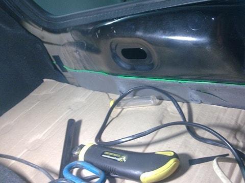 прокладка провода до второго фонаря внутри багажника